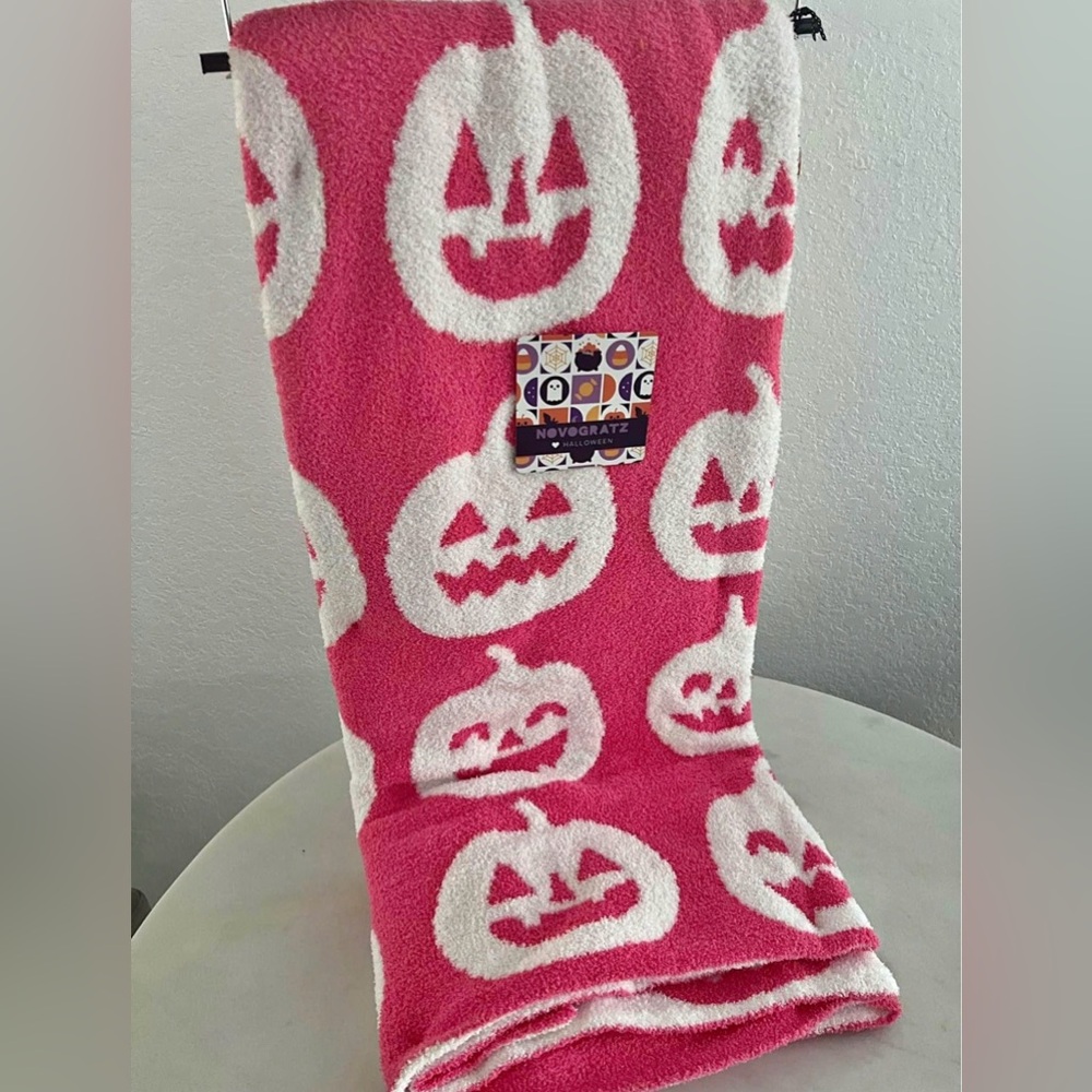 Pink and White Pumpkin Blanket by Novogratz